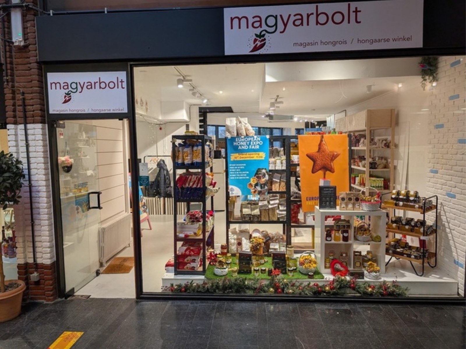 A Magyarbolt üzlete Brüsszelben, magyar élelmiszerekkel megrakott polcokkal